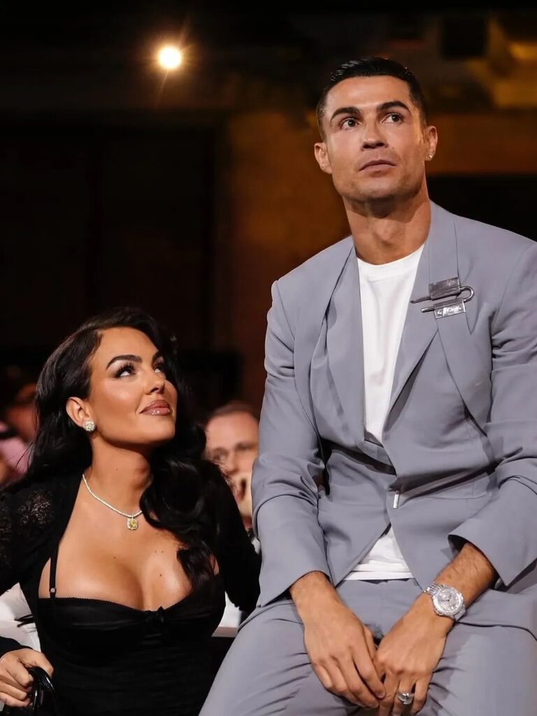 بصورة-يظهر-فيها-خاتم-الخطوبة،-كريستيانو-رونالدو-يتقدم-بطلب-الزواج-رسميًا-من-جورجينا1450355419787772274-768x1024 كريستيانو رونالدو يطلب يد جورجينا رسميًا… و"نعم" تملأ القلوب