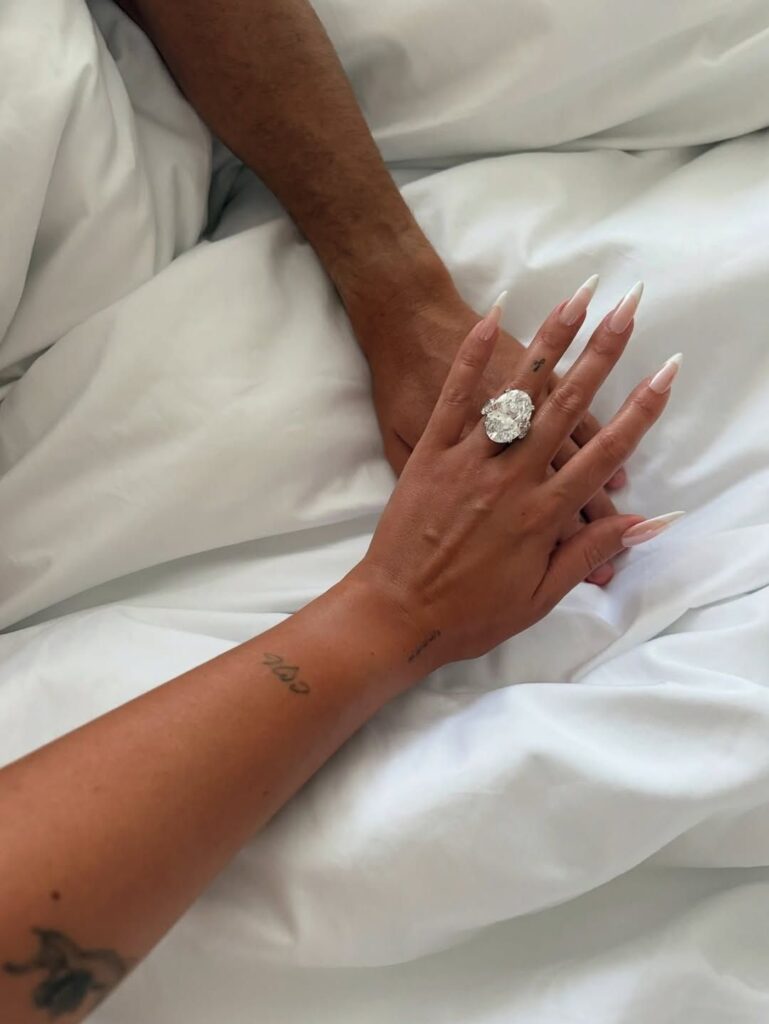 بصورة-يظهر-فيها-خاتم-الخطوبة،-كريستيانو-رونالدو-يتقدم-بطلب-الزواج-رسميًا-من-جورجينا6152949668200995643-769x1024 كريستيانو رونالدو يطلب يد جورجينا رسميًا… و"نعم" تملأ القلوب