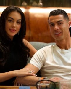 جورجينا-رودريغيز-تعلن-ارتباطها-بكريستيانو-رونالدو-بخاتم-ألماسي__جورجينا-_كريستيانو__21521001454424136994-240x300 كريستيانو رونالدو يطلب يد جورجينا رسميًا… و"نعم" تملأ القلوب