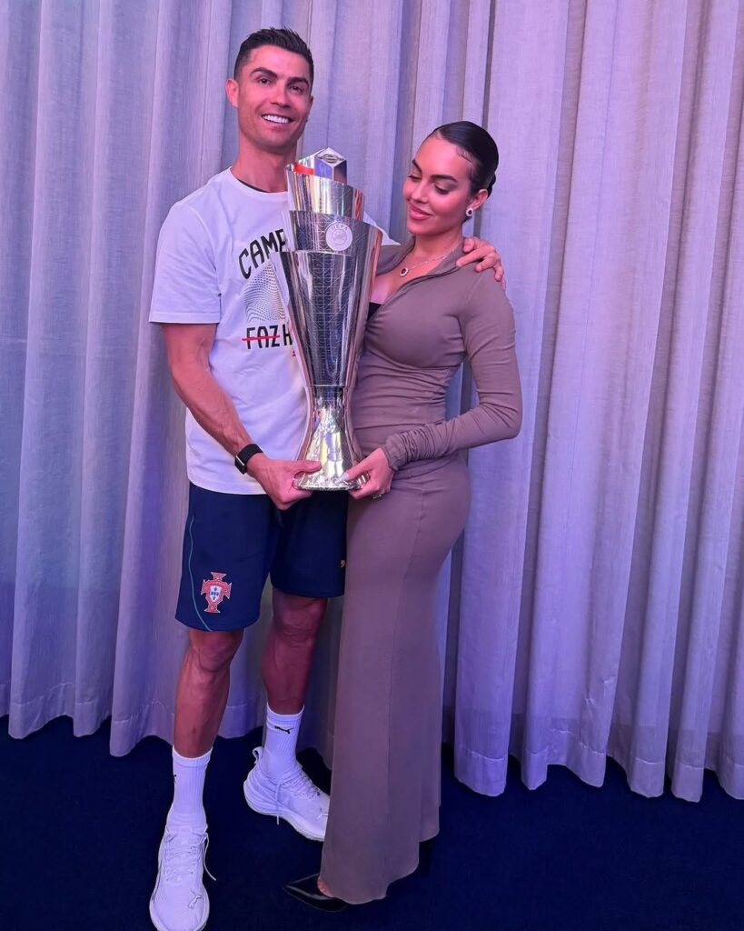 جورجينا-رودريغيز-تعلن-ارتباطها-بكريستيانو-رونالدو-بخاتم-ألماسي__جورجينا-_كريستيانو__51953487896347127901-819x1024 كريستيانو رونالدو يطلب يد جورجينا رسميًا… و"نعم" تملأ القلوب