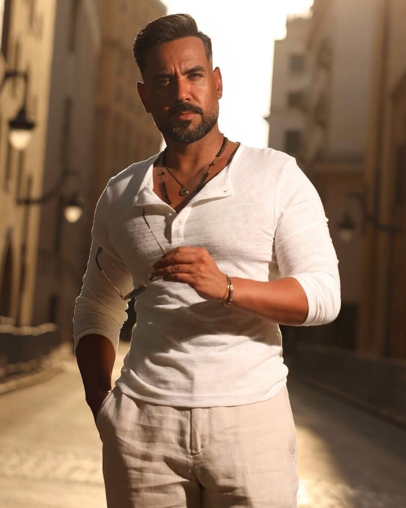 مشتاقلكم_هواية🤍_a-little-photo-session-in-the-heart-of-beauty-✨📸_📍beirut-–-lebanon__علي_جاسمjpg_13837338191603021743-819x1024 الفنان علي جاسم يتألق بإطلالة بيضاء أنيقة وحصرية