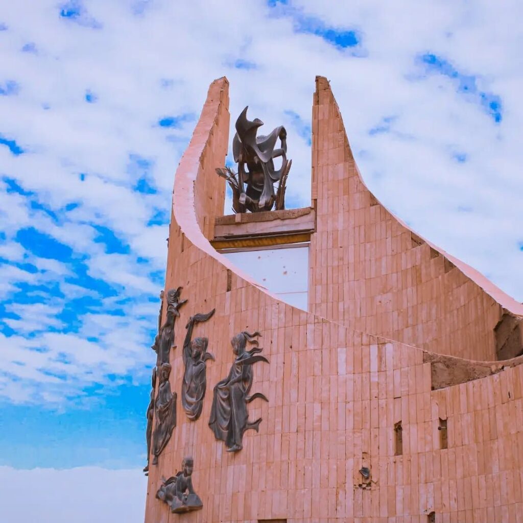 نصب-بلاط-الشهداء__يقع-في-منطقة-الدورة-بغداد-_للنحات-والمعماري-عدنان-أسود-حيث-يخلد-_18384373661033022796-1024x1024 الذكرى السنوية الـ(38) على جريمة قصف مدرسة بلاط الشهداء في بغداد من قبل الايرانيين