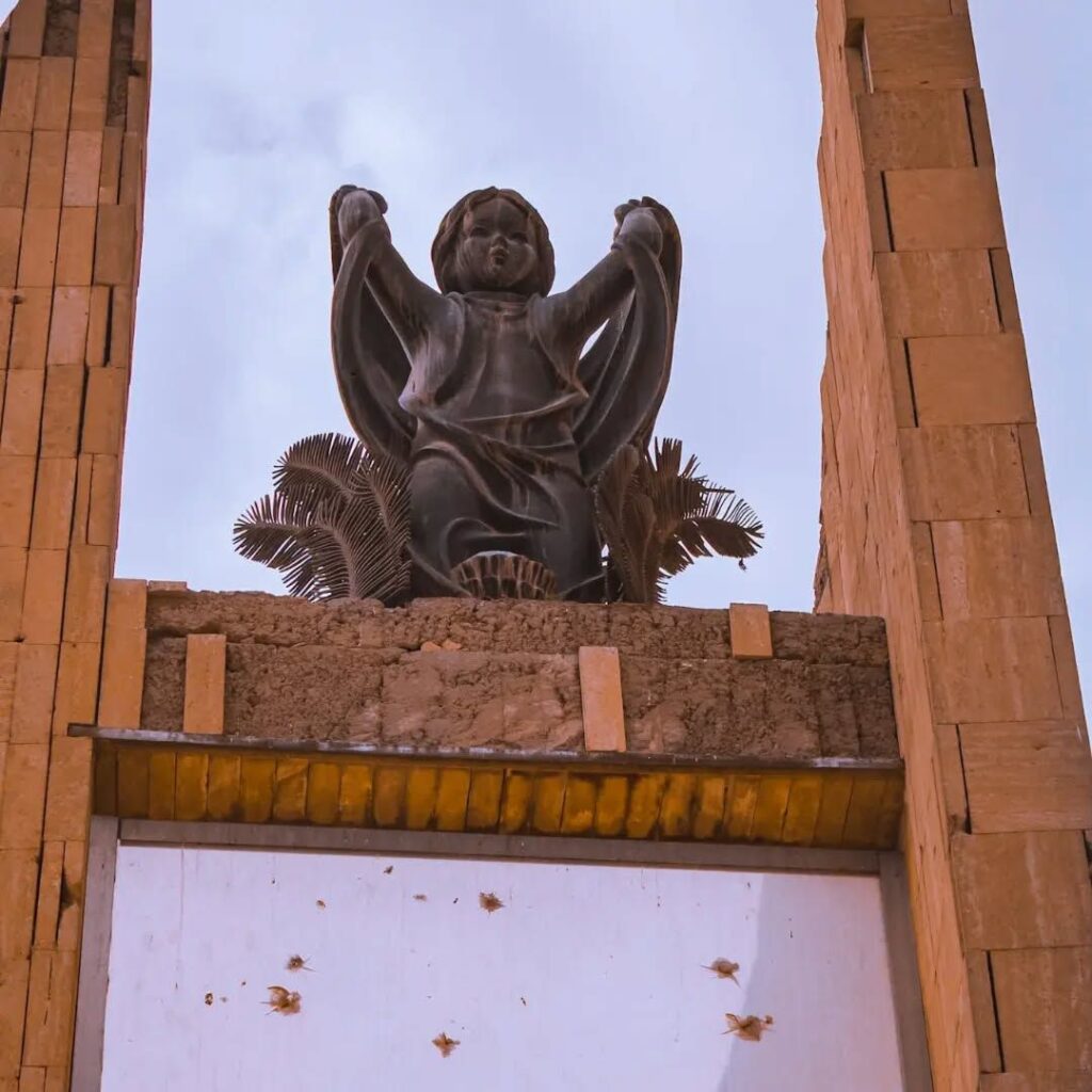 نصب-بلاط-الشهداء__يقع-في-منطقة-الدورة-بغداد-_للنحات-والمعماري-عدنان-أسود-حيث-يخلد-_58535134998701662390-1024x1024 الذكرى السنوية الـ(38) على جريمة قصف مدرسة بلاط الشهداء في بغداد من قبل الايرانيين