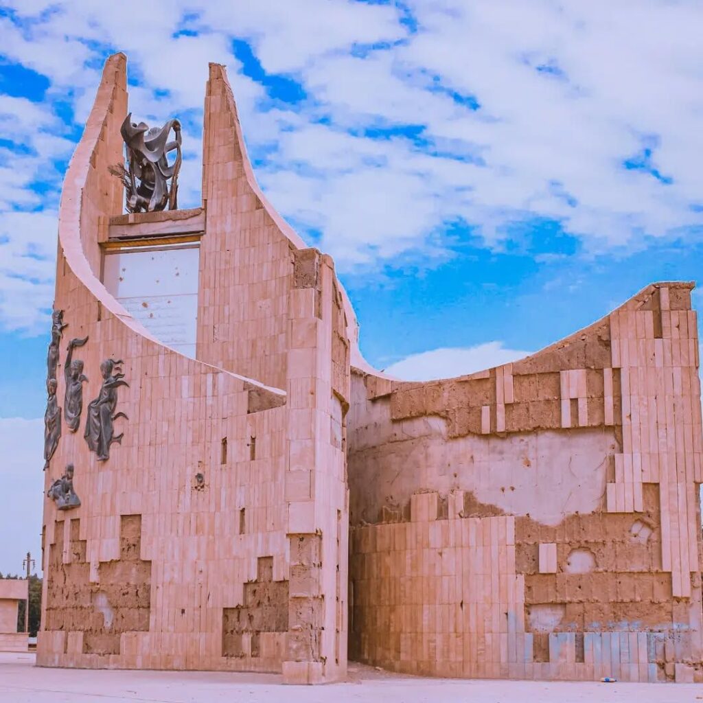 نصب-بلاط-الشهداء__يقع-في-منطقة-الدورة-بغداد-_للنحات-والمعماري-عدنان-أسود-حيث-يخلد-w1651130341475277697-1024x1024 الذكرى السنوية الـ(38) على جريمة قصف مدرسة بلاط الشهداء في بغداد من قبل الايرانيين