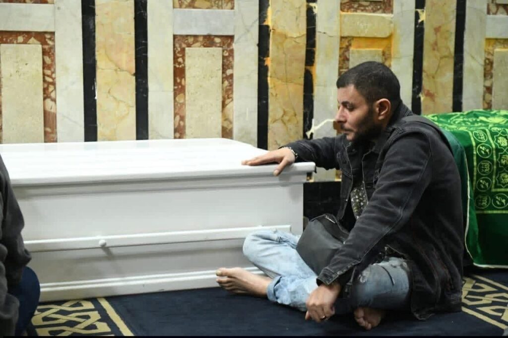 في-غياب-نجلها-_أحمد_الفيشاوي-لتواجده-خارج-مصر،-وحضور-الفنانين،-تشيع-جنازة-الفنانة-ال_25127973349505204846-1024x682 رحيل سمية الألفي… وداع هادئ لفنانة تركت أثرًا راسخًا في الذاكرة المصرية