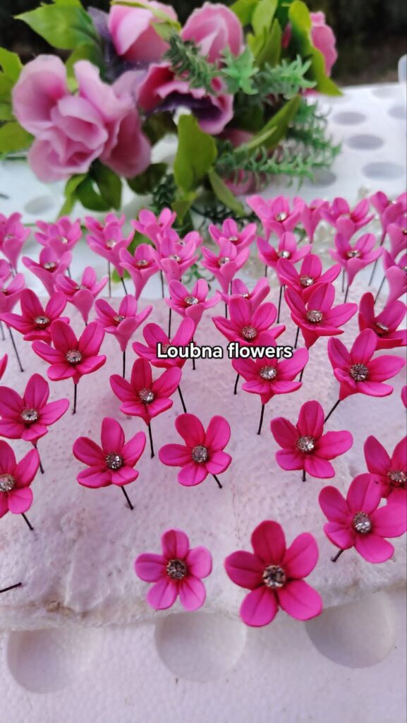 fb_img_17699728202791177677294090920111-577x1024 دورة تكوينية في صناعة ورود الحلويات بعجينة السكر أيام 8 و9 و10 فيفري loubna flawers