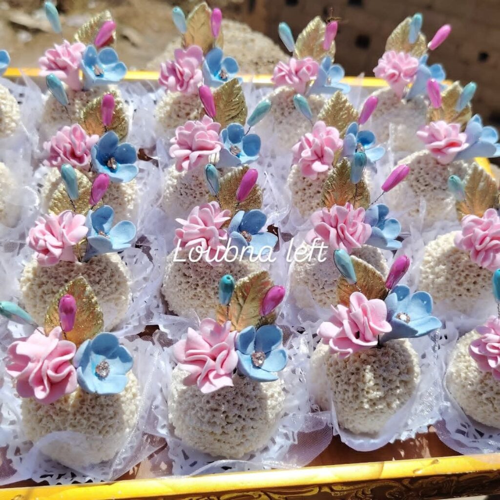 fb_img_176997283639871436355407993981-1024x1024 دورة تكوينية في صناعة ورود الحلويات بعجينة السكر أيام 8 و9 و10 فيفري loubna flawers