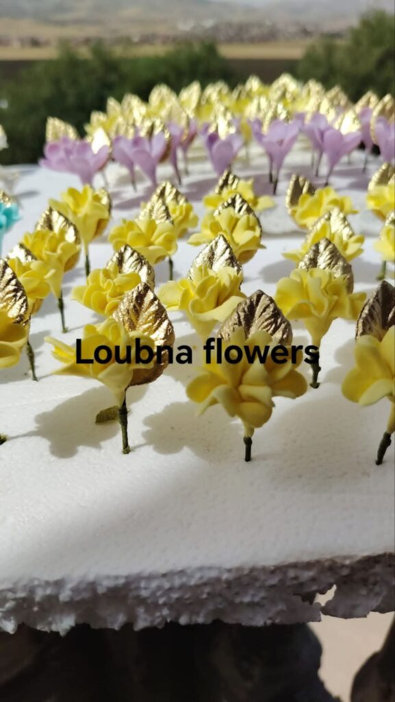 fb_img_17699728537144930591348399164919-577x1024 دورة تكوينية في صناعة ورود الحلويات بعجينة السكر أيام 8 و9 و10 فيفري loubna flawers