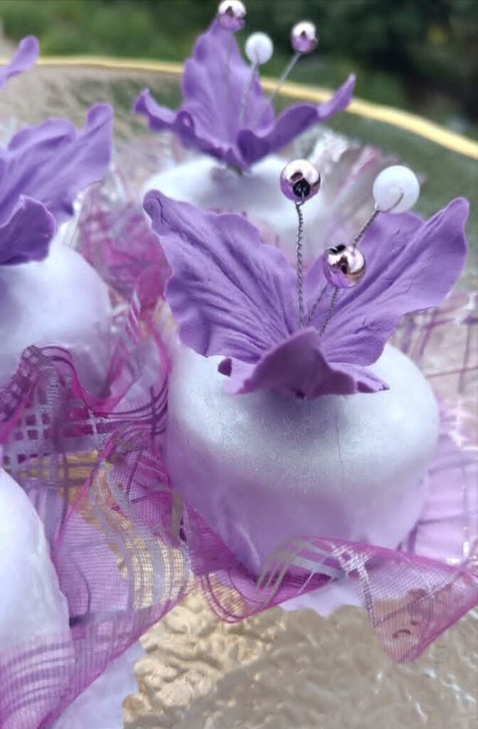 fb_img_1769972858935_edit_2360582250874505846148706281771377-672x1024 دورة تكوينية في صناعة ورود الحلويات بعجينة السكر أيام 8 و9 و10 فيفري loubna flawers