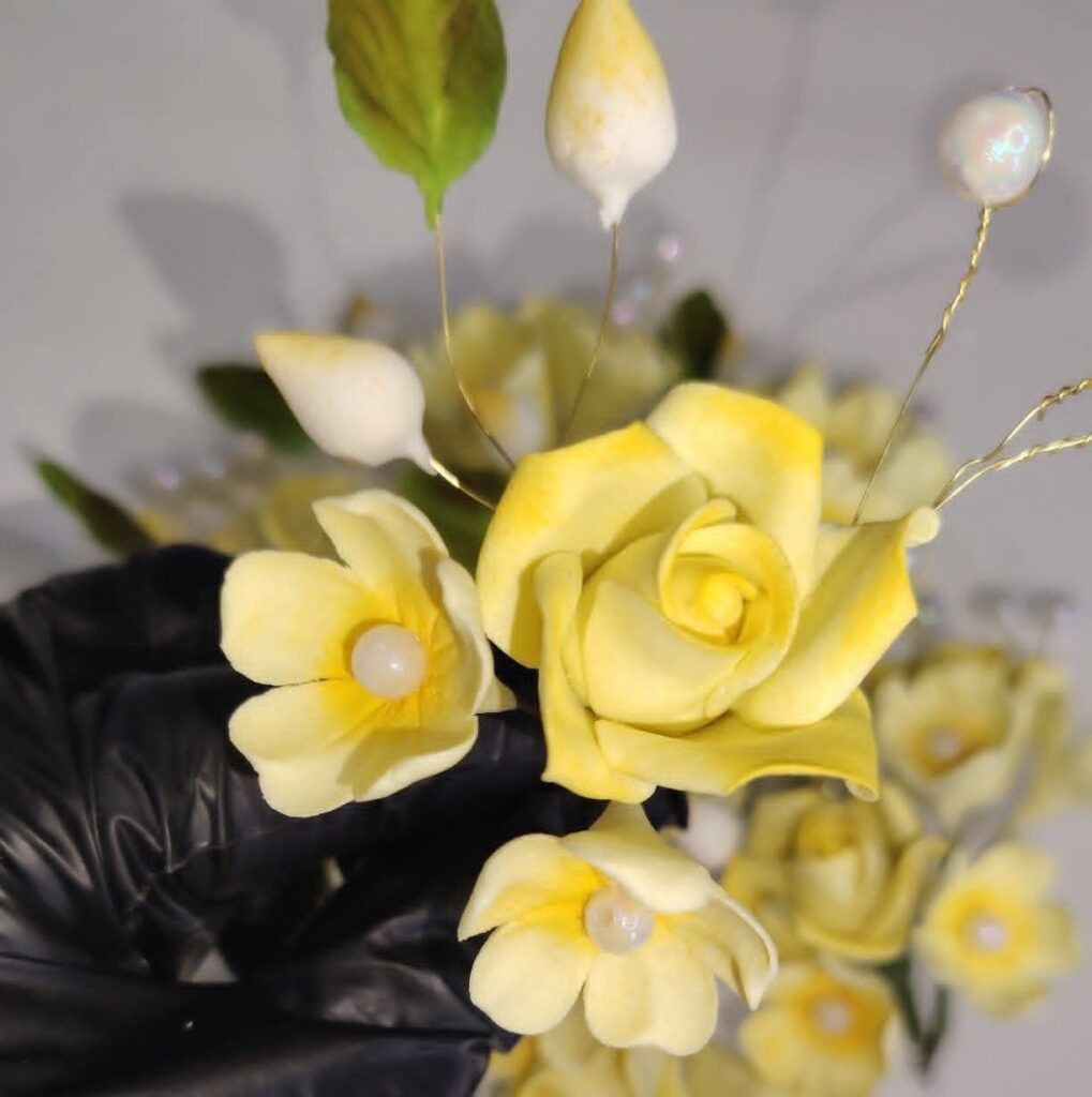 fb_img_1769972877846987143072247484463-1019x1024 دورة تكوينية في صناعة ورود الحلويات بعجينة السكر أيام 8 و9 و10 فيفري loubna flawers