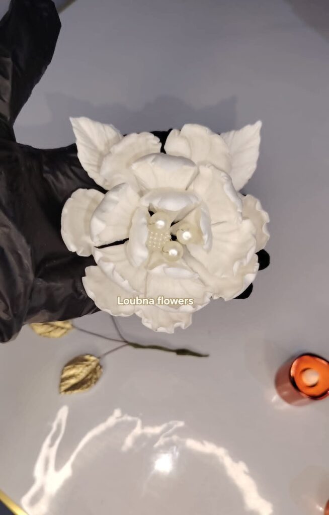 fb_img_1769972891678_edit_2360322053065747762479287373505471-654x1024 دورة تكوينية في صناعة ورود الحلويات بعجينة السكر أيام 8 و9 و10 فيفري loubna flawers