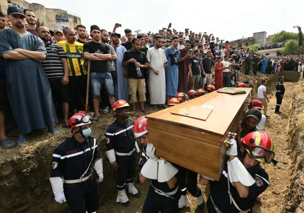 fb_img_17879322779288373214110624063460-1024x718 بتكليف من رئيس الجمهورية.. الوزير الأول يشارك في تشييع ضحايا حرائق جيجل