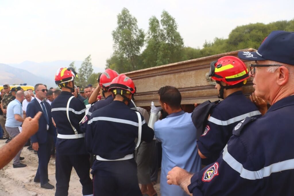 ولاية_ميلة-_جنازة-في-جو-مهيب-حضر-بمقبرة-_مشتة_ملال-،-ببلدية-_أعميرة_أراس-،بعد-صلاة-الج_23651740294566354736-1024x683 تشييع جنازة ضحية حرائق منطقة الوازطة بحضور والي ولاية ميلة