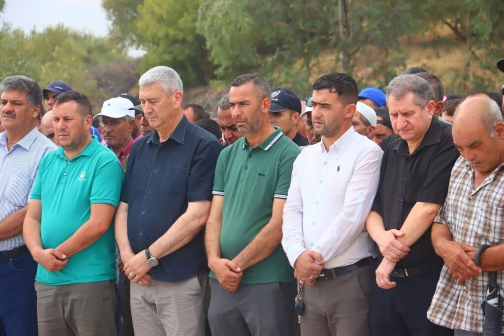 ولاية_ميلة-_جنازة-في-جو-مهيب-حضر-بمقبرة-_مشتة_ملال-،-ببلدية-_أعميرة_أراس-،بعد-صلاة-الجم6444205237204614015-1024x683 تشييع جنازة ضحية حرائق منطقة الوازطة بحضور والي ولاية ميلة