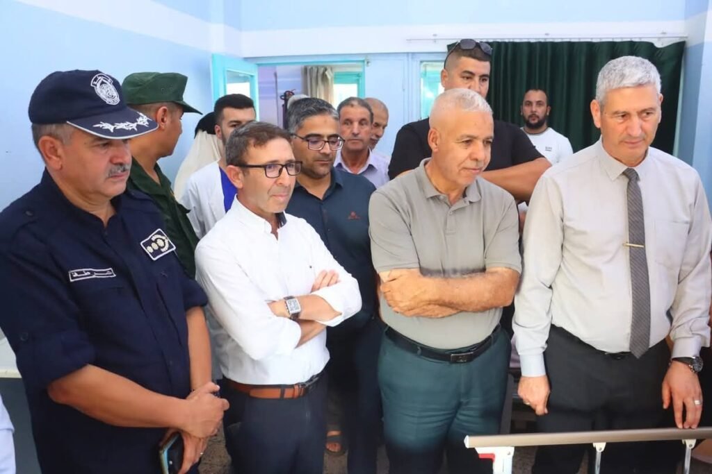fb_img_1790485497770653131724078378595-1024x683 والي ميلة يزور المجاهد علي بن خليفة للاطمئنان على حالته الصحية بمستشفى فرجيوة